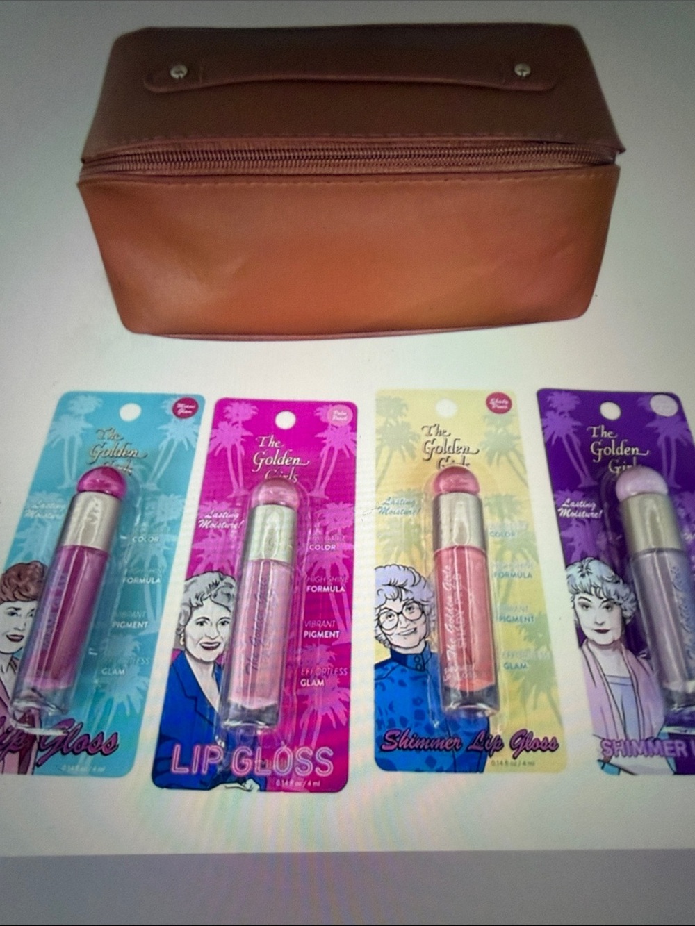4- collectible lip 👄 gloss bundle in tan cosmetic case